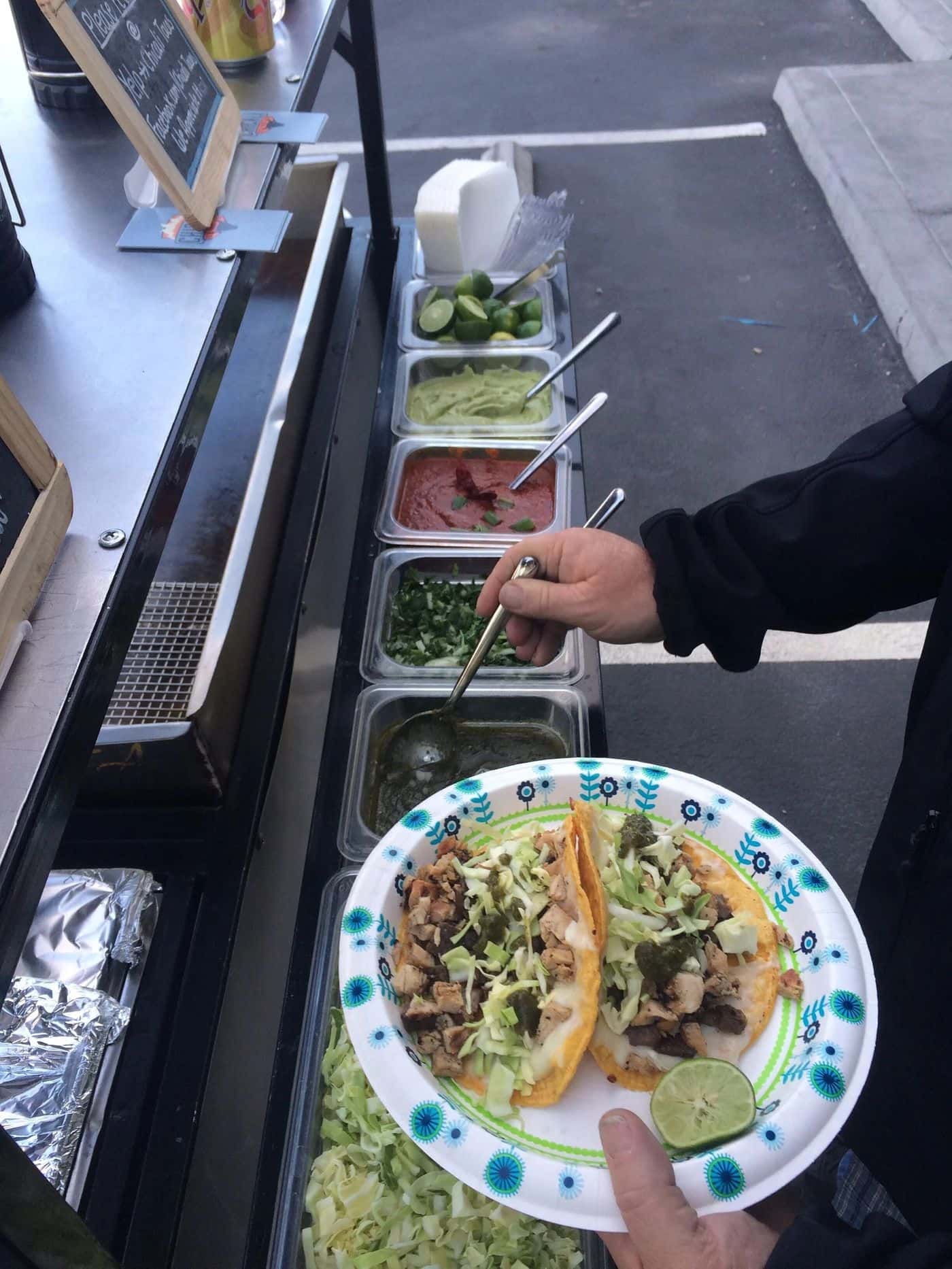 Invitado armando su taco en la barra de complementos durante un evento en el Strip