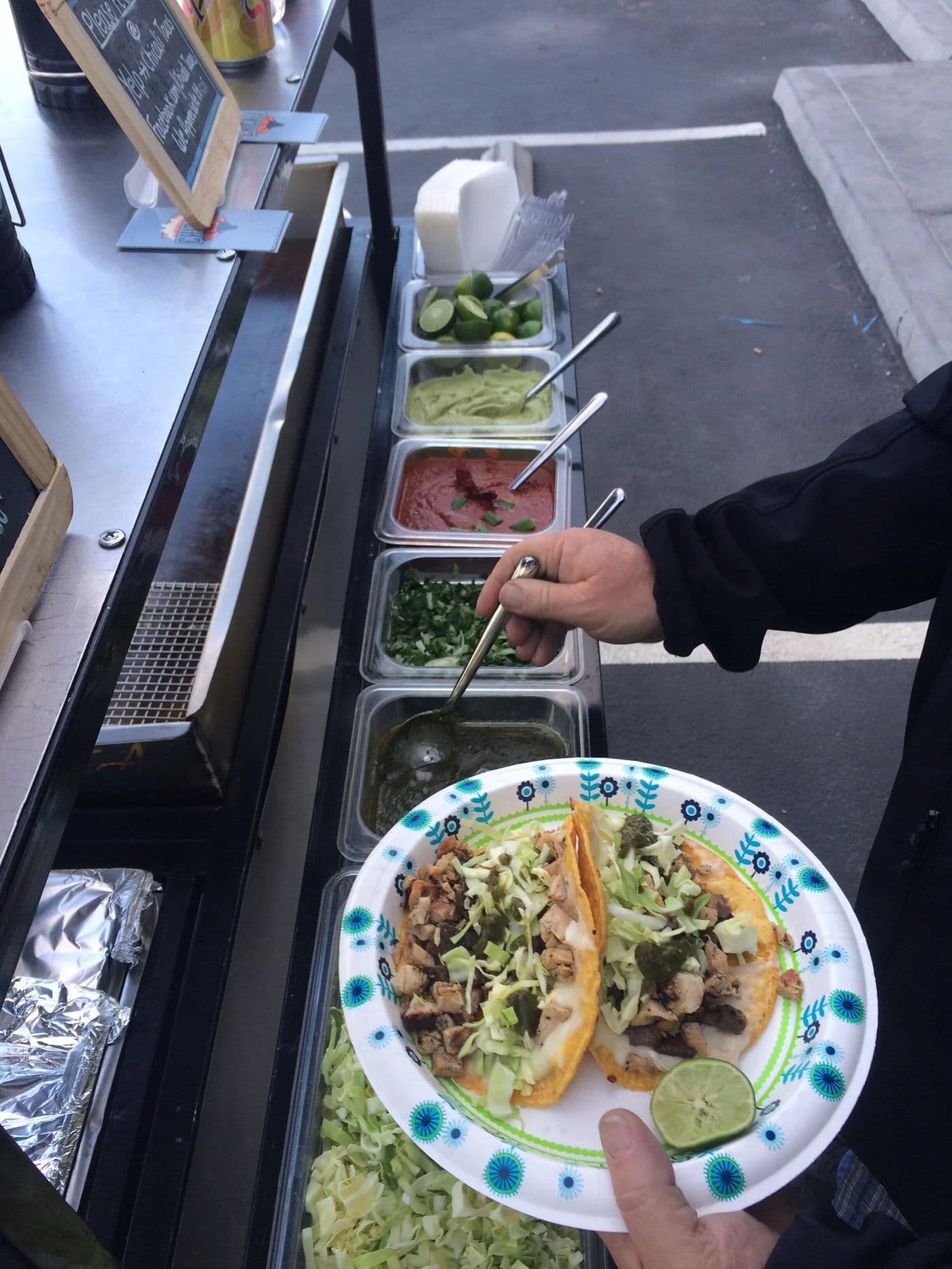 Invitado armando su taco en la barra de complementos durante un evento en el Strip