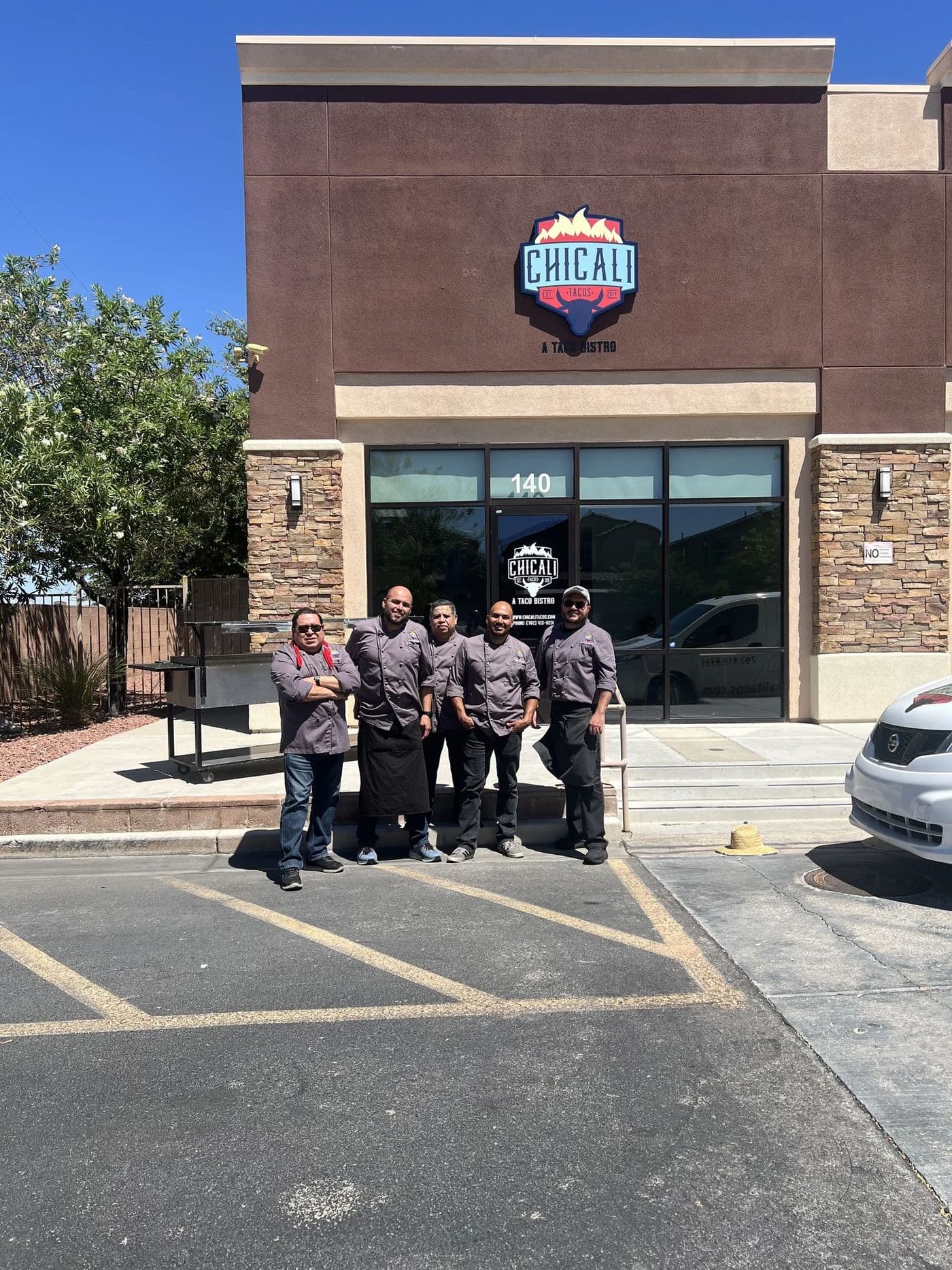 El equipo de Chicali Tacos frente al restaurante en Tamarus Street