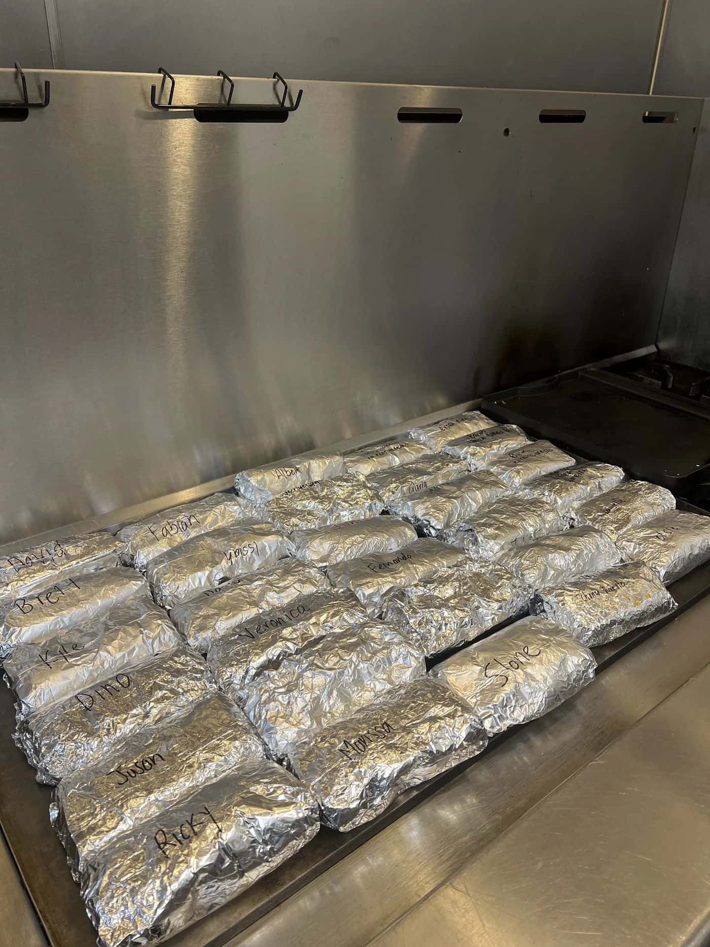 Charola de burritos envueltos para una comida de empresa en Las Vegas
