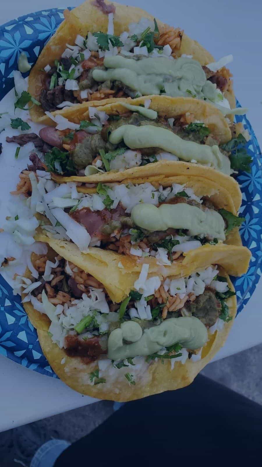 Tacos callejeros al mezquite de Chicali Tacos con salsa de aguacate